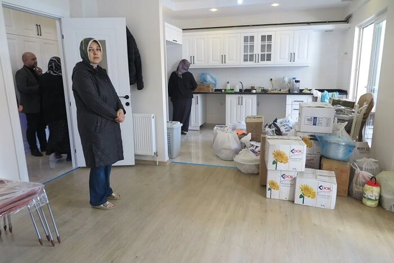 Kahramanmaraş'ta yerinde dönüşüm projesinde yeni evine taşınan çift devlete dua etti