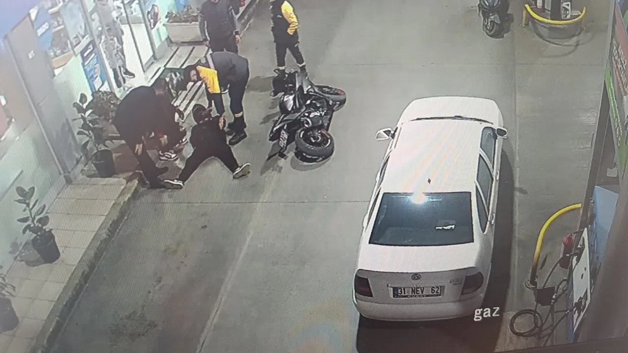 Otomobilin Açılan Kapısına Çarpan Motosikletli Sürücü Hastanelik Oldu