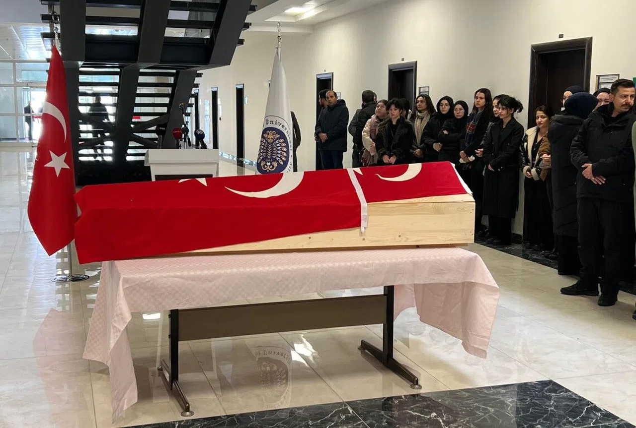 Üzerine Çatıdan Buz Kütlesi Düşen Genç Yaşam Mücadelesini Kaybetti