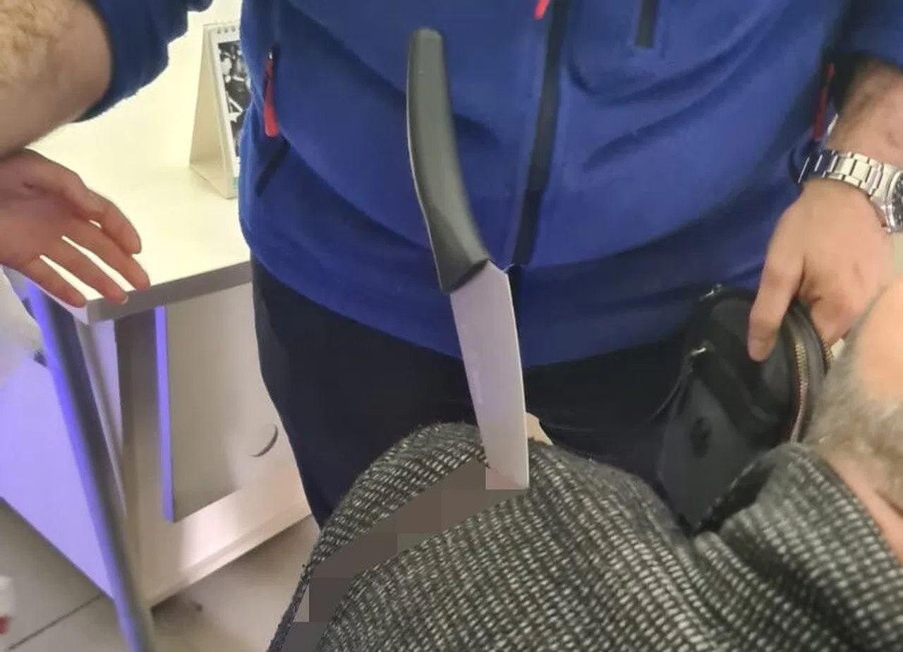 Çocuklarının Yanında Diş Hekimini Bıçakladı, Çocuklarını Bırakıp Kaçtı