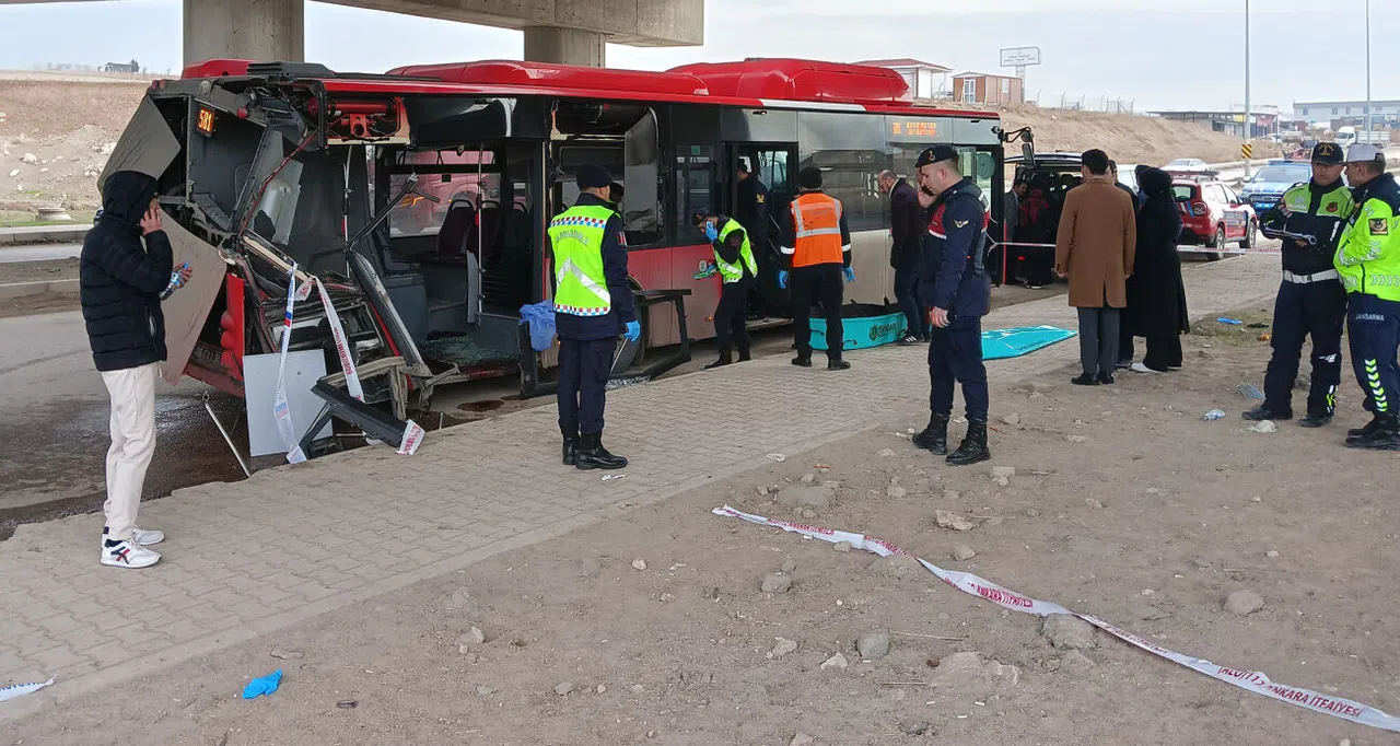 Belediye Otobüsü Tırla Çarpıştı: 1 Ölü, 1 Yaralı