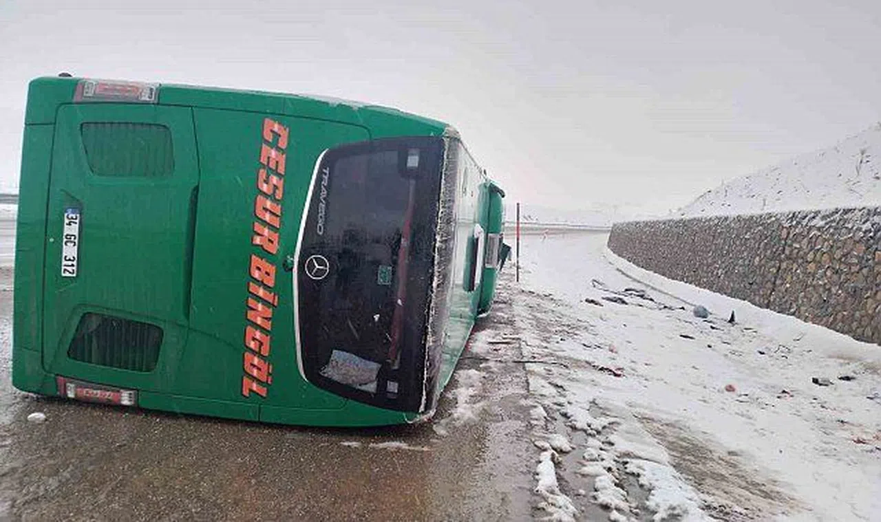 Yolcu Otobüs Devrildi: 2 Ölü, 16 Yaralı