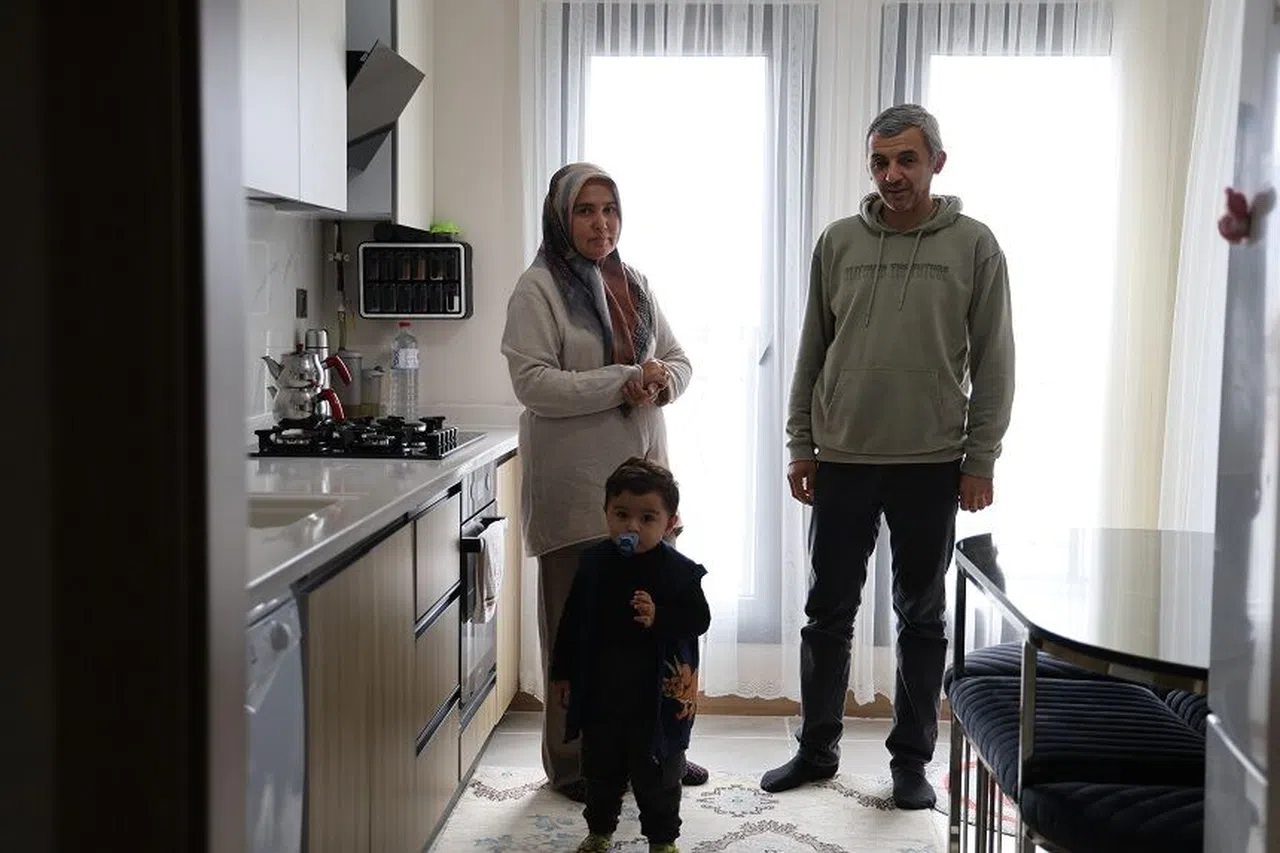 Cumhurbaşkanı'nın elinden anahtarlarını alan depremzede çift yeni evine kavuştu
