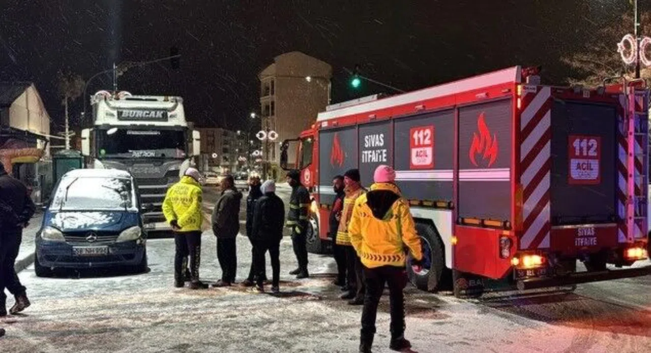 "Dur" İhtarına Uymadı, Tırı Polislerin Üzerine Sürdü