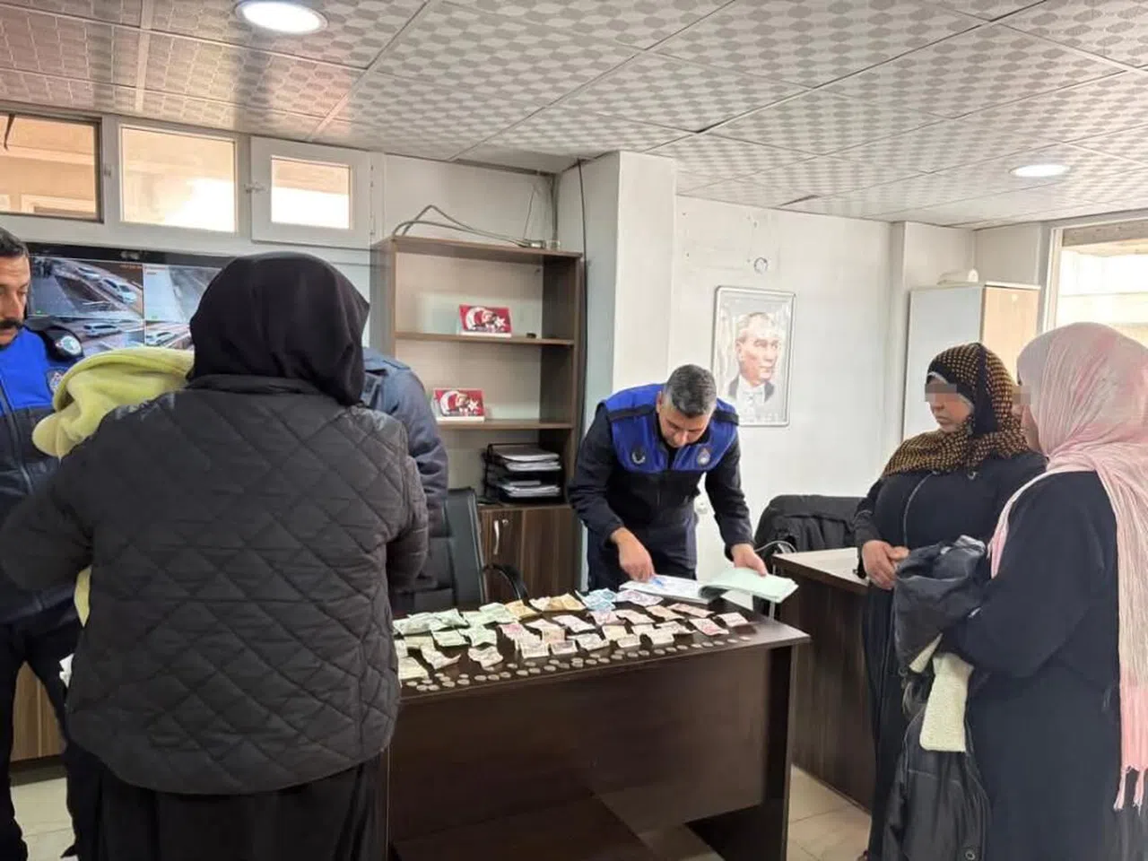 Kucağında Bebekle Duyguları İstismar Eden Kadın Dilenci Yakayı Ele Verdi