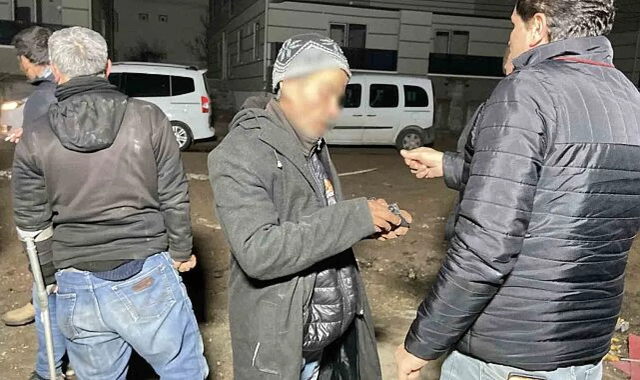 Hırsızlık Yaparken Yakalandı, “Alkollüydük Yanlışlıkla Aldım” Dedi