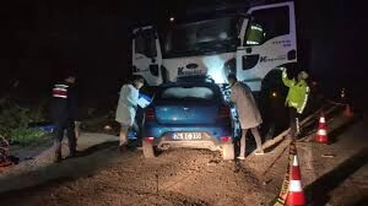 Feci Kaza... Parti Dönüşü Yarış Yapan Araç Kamyonun Altına Girdi: 5 Ölü