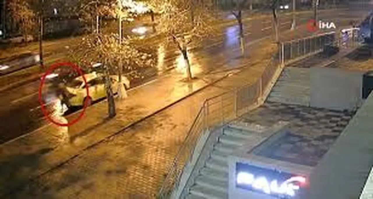 60 Yaşındaki Taksici Ekmek Teknesinin Altında Kaldı