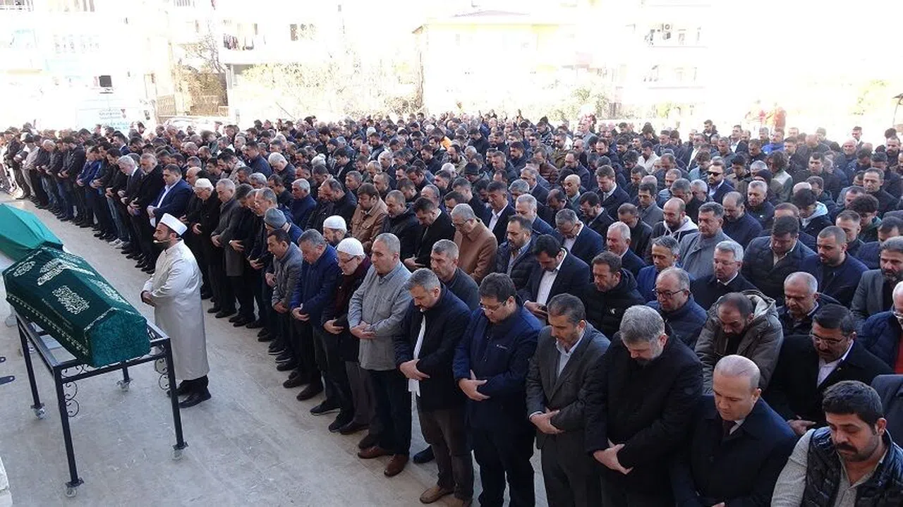 Şiddetli fırtınada yıkılan duvarın altında kalan baba, 8 günlük yaşam mücadelesini kaybetti