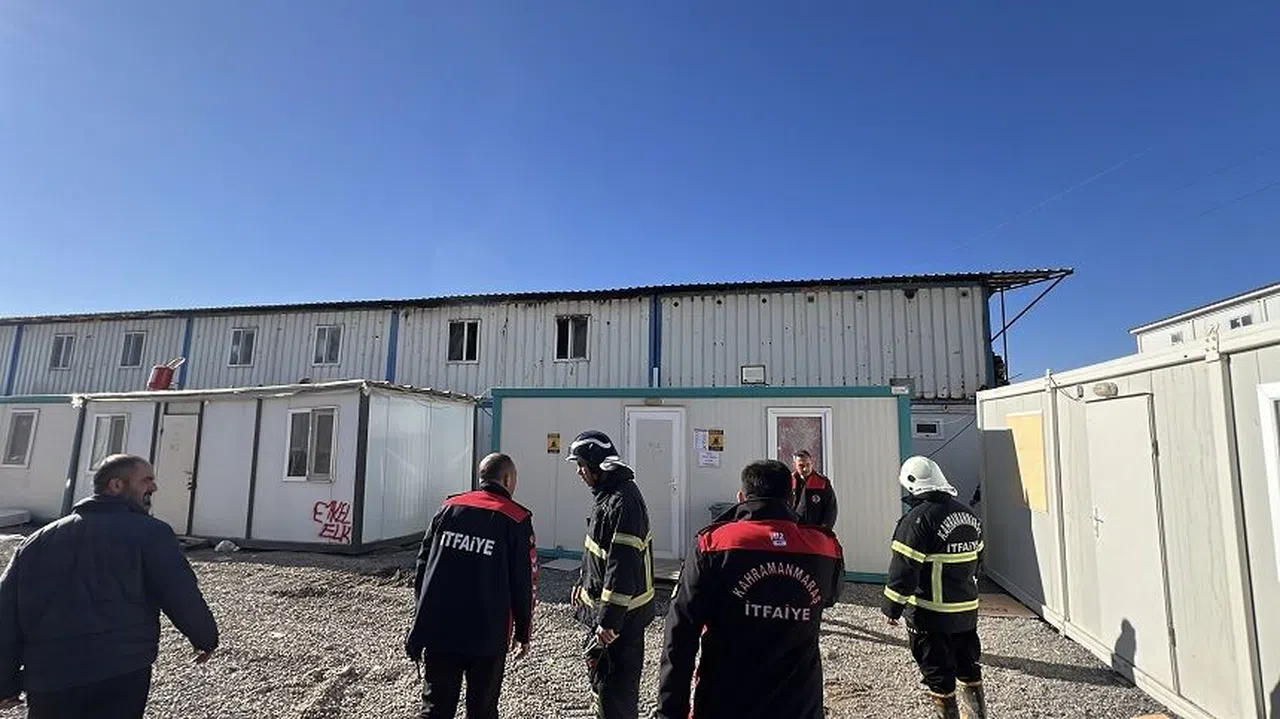Kahramanmaraş'ta Hastane inşaatında işçilerin kaldığı konteynerde yangın çıktı