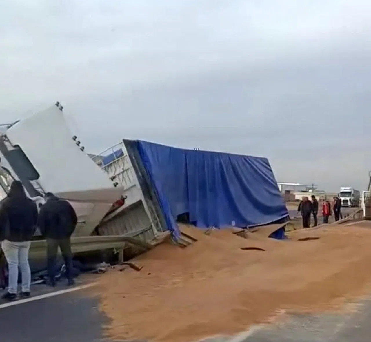 Kontrolden Çıkan Tır Devrildi: 1 Kişi Yaralandı