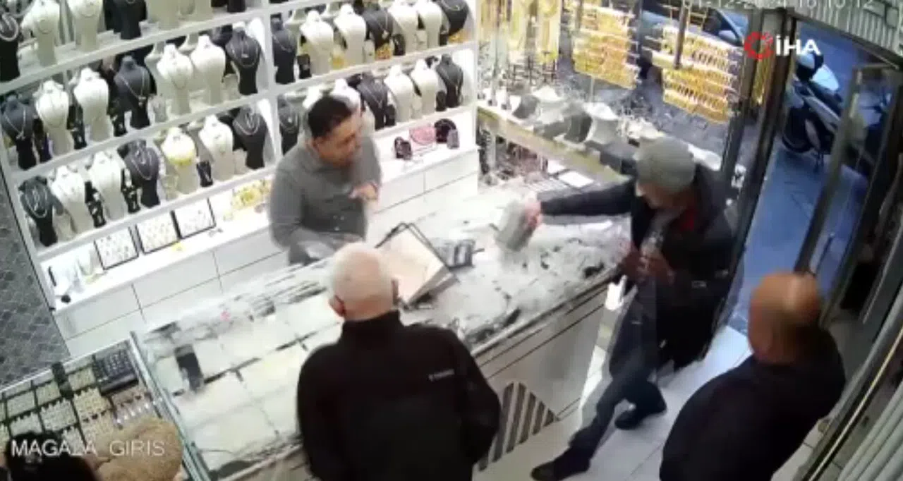 Kuyumcuda Kaldırım Taşıyla Kırdığı Tezgahtan Altınları Çalmaya Çalışırken Yakalandı