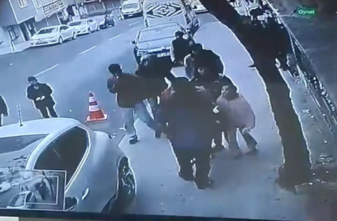 Sokak Ortasında Kadına Bağıran Adamı Mahallenin Gençleri Darp Etti