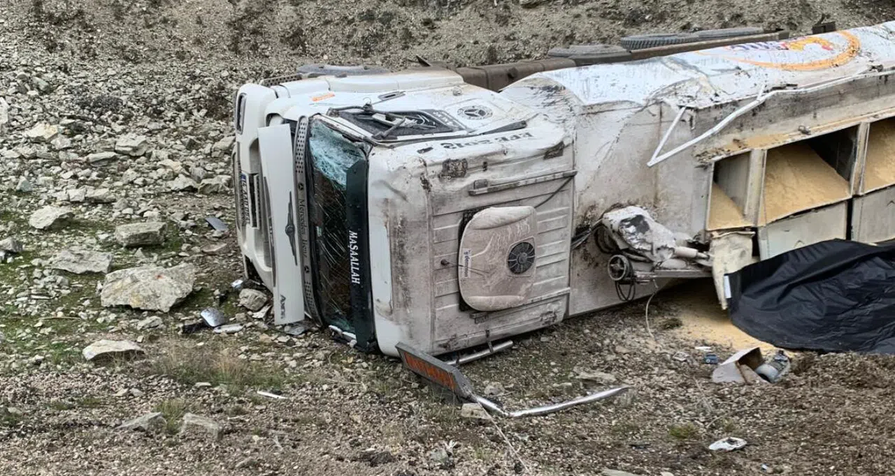 Yem Yüklü Kamyon Devrildi: 1 Yaralı