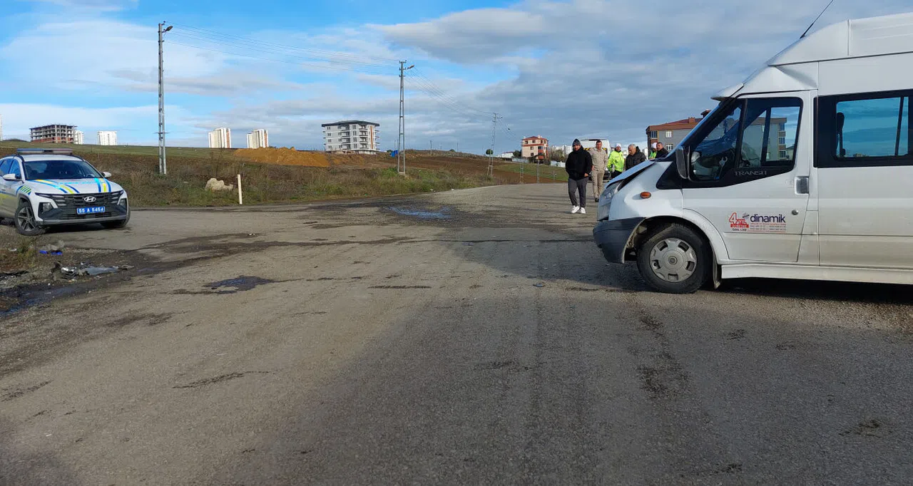 Servis İle Otomobil Çarpıştı: 10’u Öğrenci 15 Yaralı