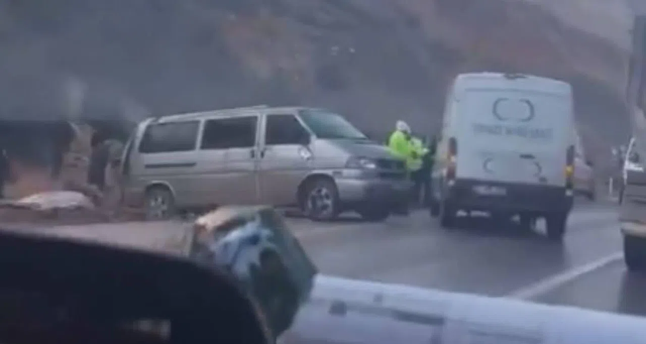 İşçi Servisi İle Tır Çarpıştı: 2 Ölü, 7 Yaralı