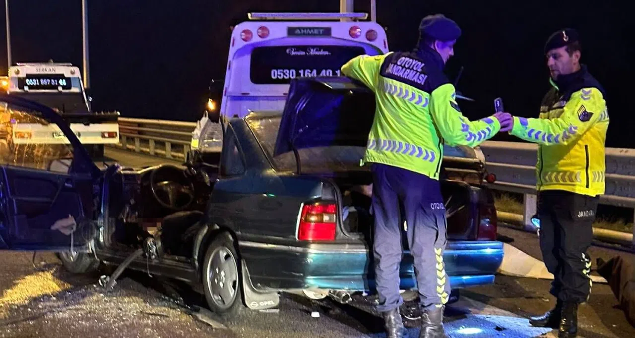 Otomobil Kağıt Gibi Ezildi: 2 Ölü, 1 Yaralı