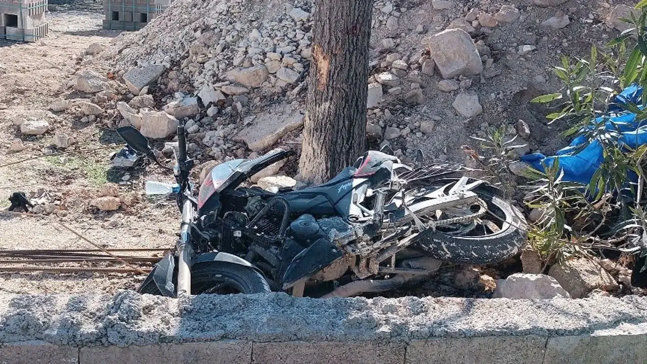 Motosiklet ağaca çarptı: 2 ölü