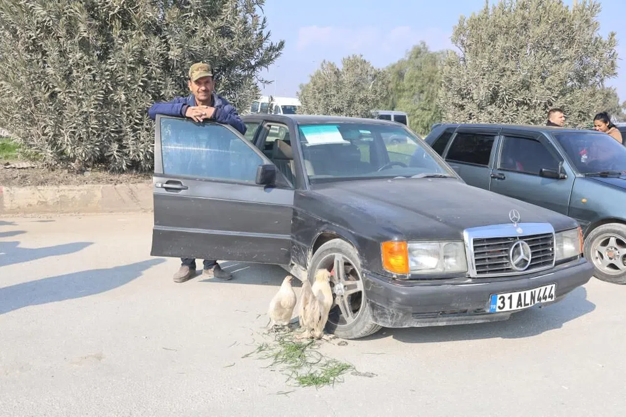 Tekere bağladığı horozuyla, tavuğunu arabasıyla birlikte satışa çıkardı