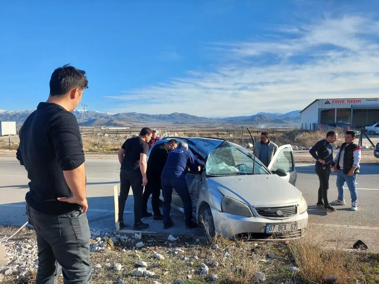 Otomobil refüje çarptı: 1 yaralı