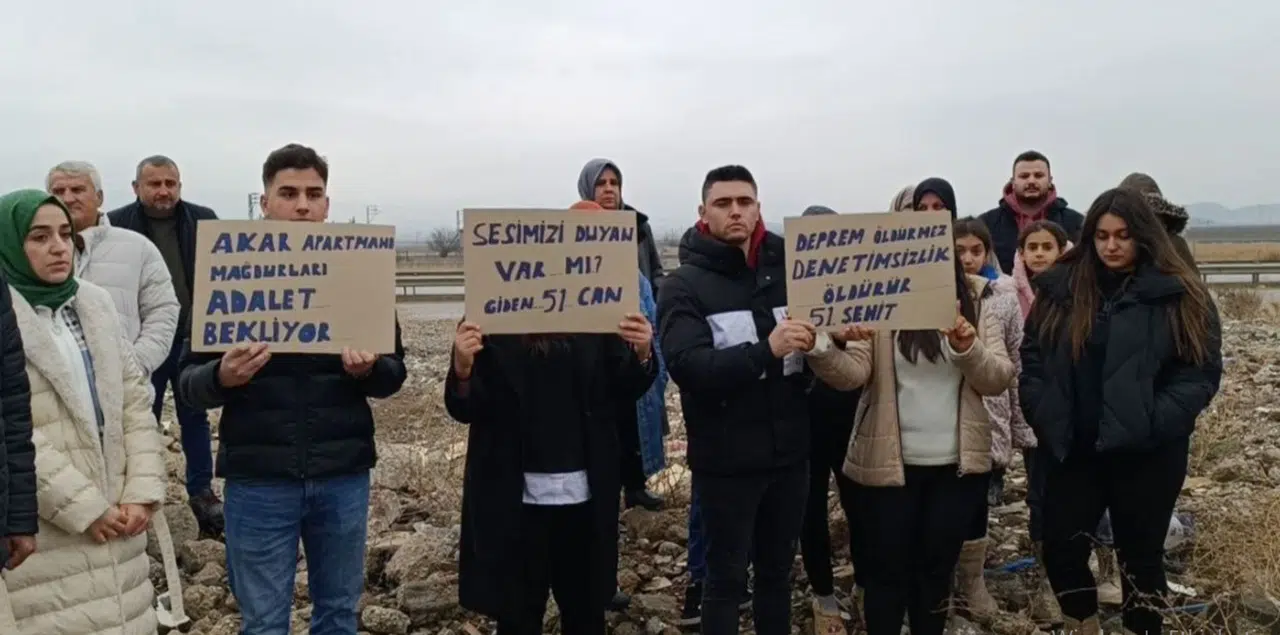 Depremde 51 Kişinin Öldüğü Binaların Müteahhidi Tahliye Edildi, Ölenlerin Aileleri Tepki Gösterdi