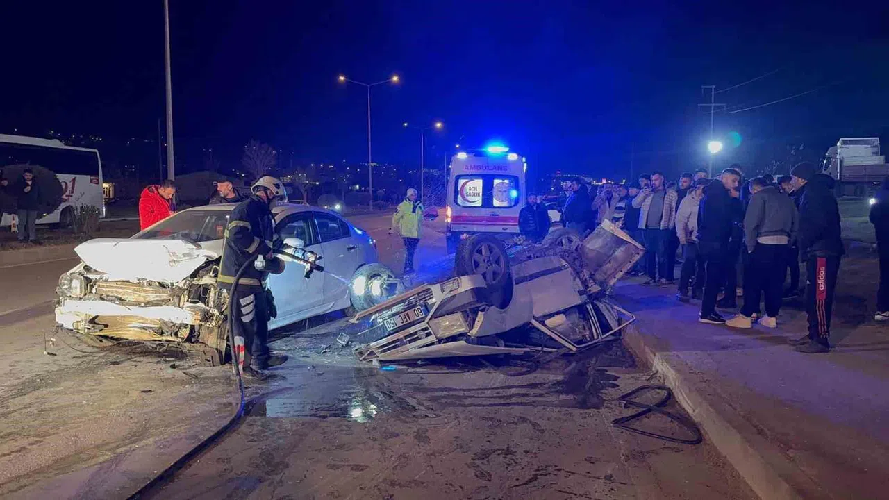 Fiat Tofaş Kazada Demir Yığınına Döndü, 3 Kişi Yaralandı