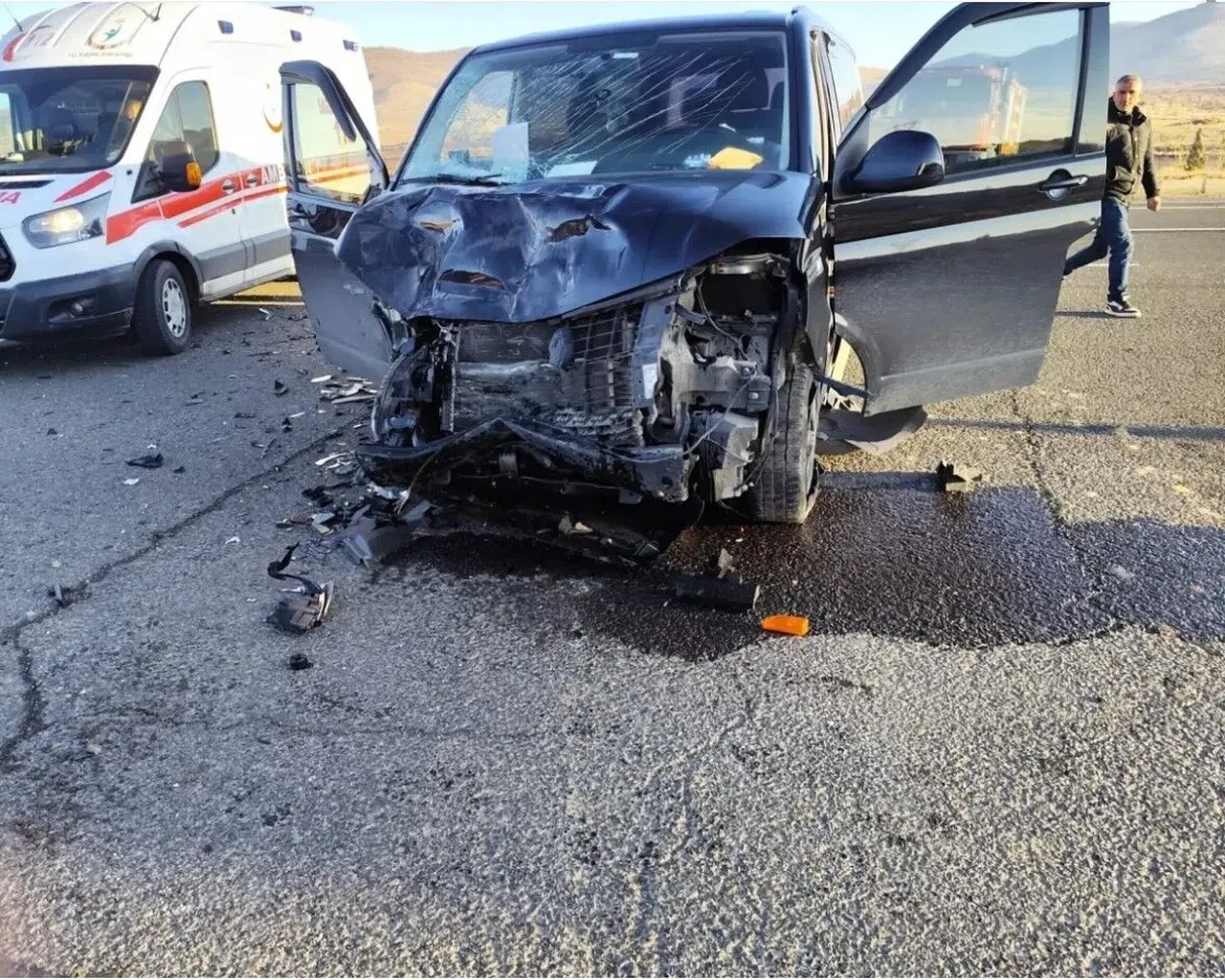 Kamyonet İle Otomobil Çarpıştı: 2 Yaralı
