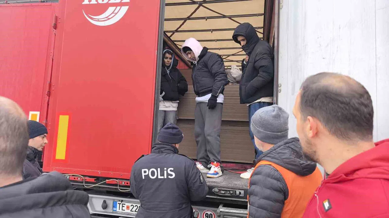 Avrupa’ya Kaçmak İsteyen Göçmenler Tır Dorsesinde Yakalandı