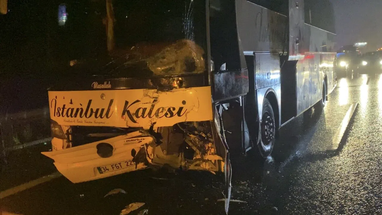 Otoyol’da feci ölüm: Yola reflektör koyarken otobüs çarptı