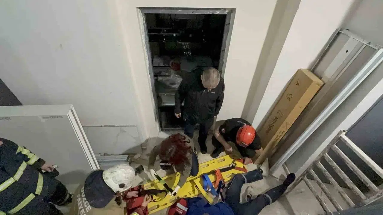 İnşaat halindeki binada asansör düştü: 3 yaralı