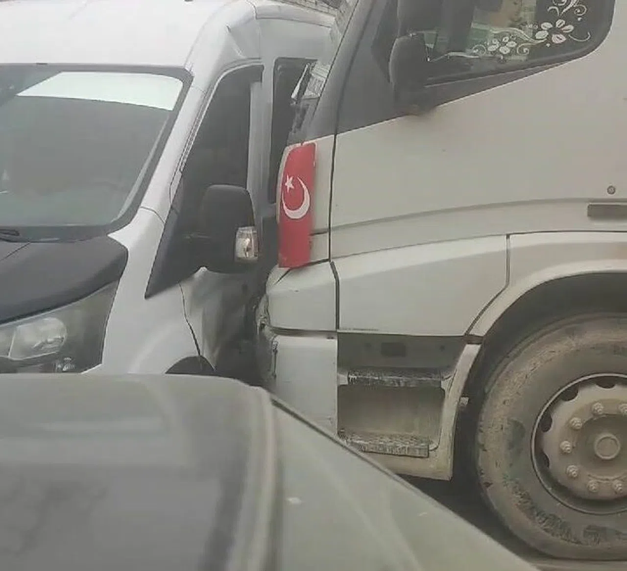 Freni boşalan kamyon 3 aracı biçti