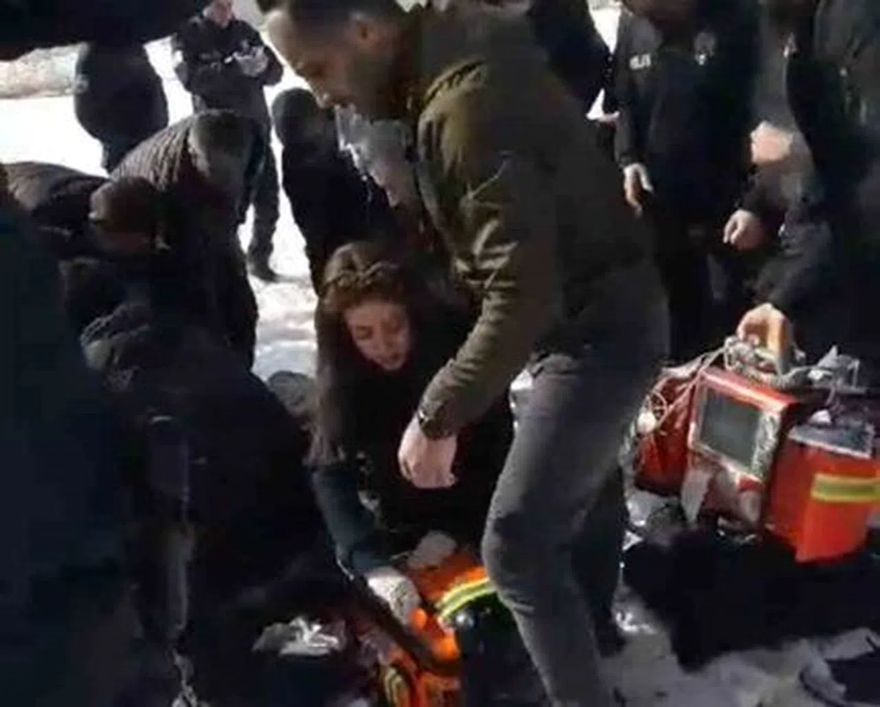 Başıboş köpekler dehşet saçtı: 12 yaşındaki kız ağır yaralandı