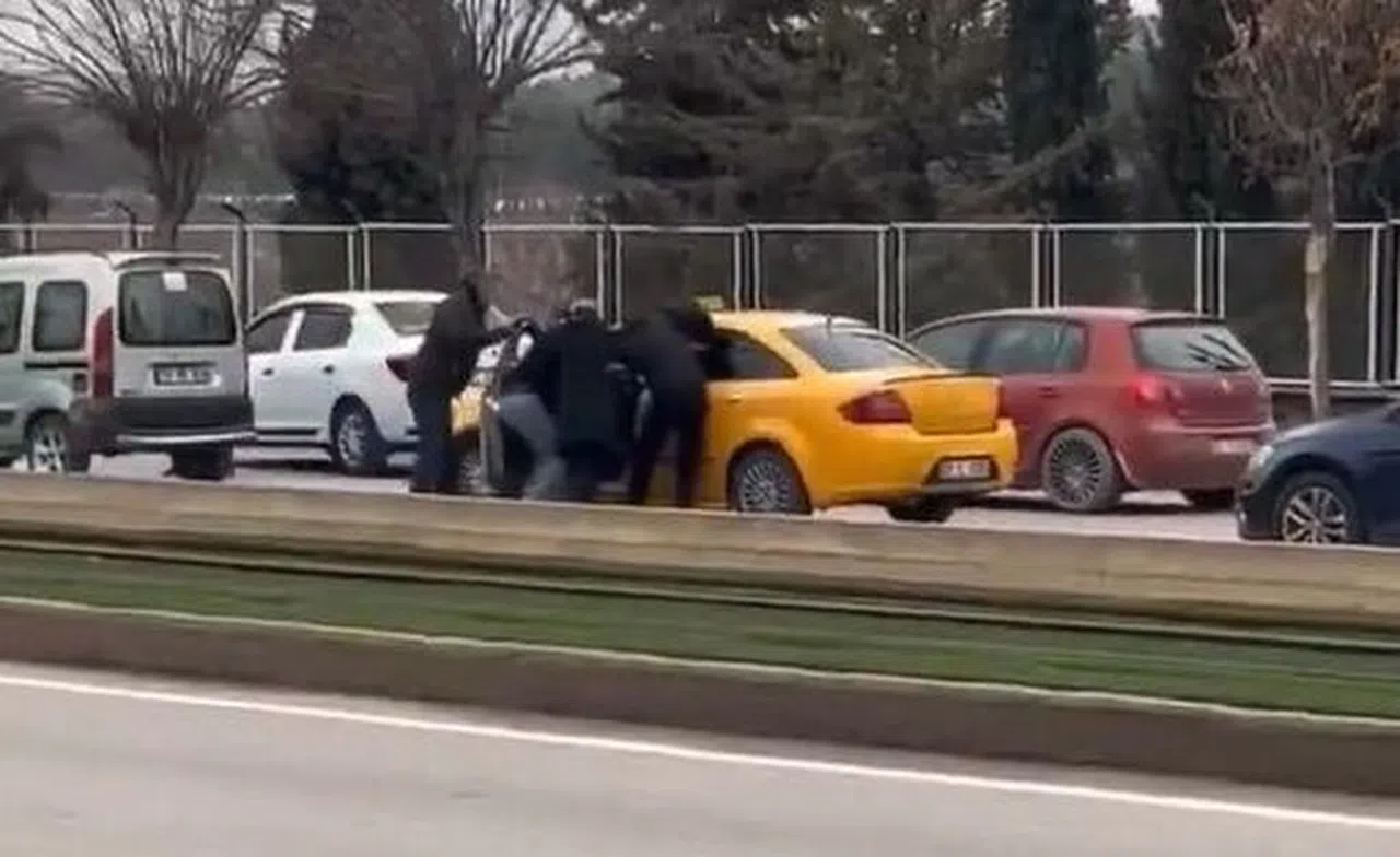 Taksiciye aracında meydan dayağı