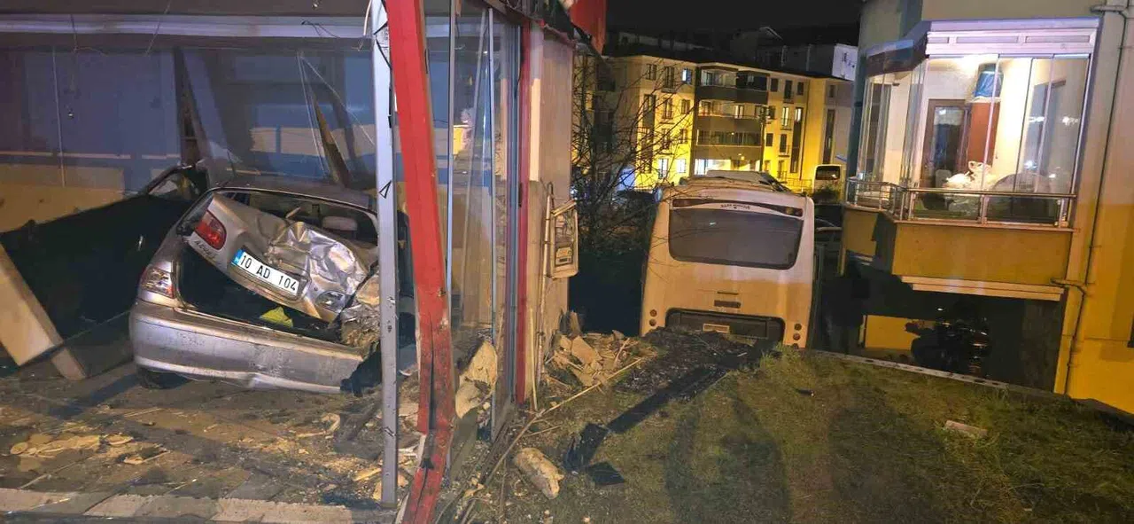 Freni boşalan midibüs apartman boşluğuna düştü