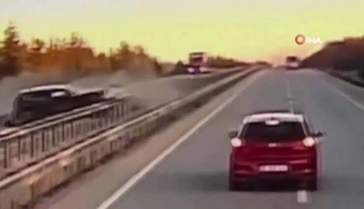 Ters yönde giden otomobil, karşıdan gelen araçla çarpıştı: 1 ölü, 3 yaralı