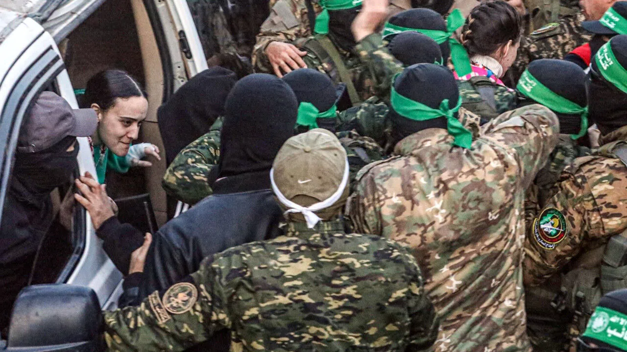 Hamas, 3 İsrailli esiri Kızılhaç’a teslim etti