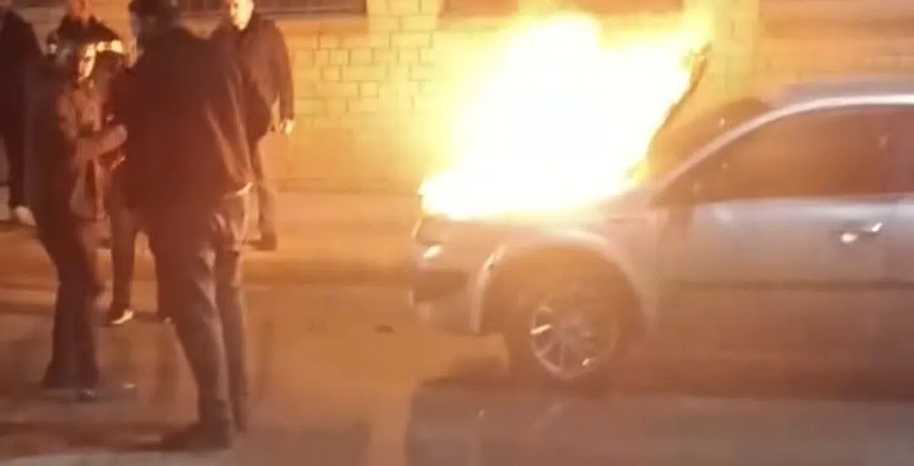 Seyir halindeki otomobil alev topuna döndü