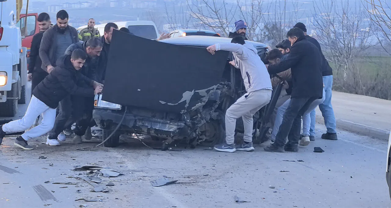 Kamyon ile otomobil kafa kafaya çarpıştı