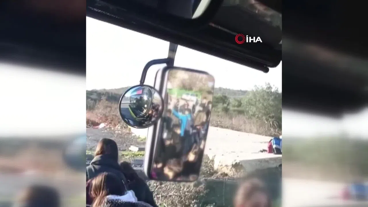 Ücretsiz binmeye çalıştıkları  otobüsün kapısını tekmeleyip, taş attılar