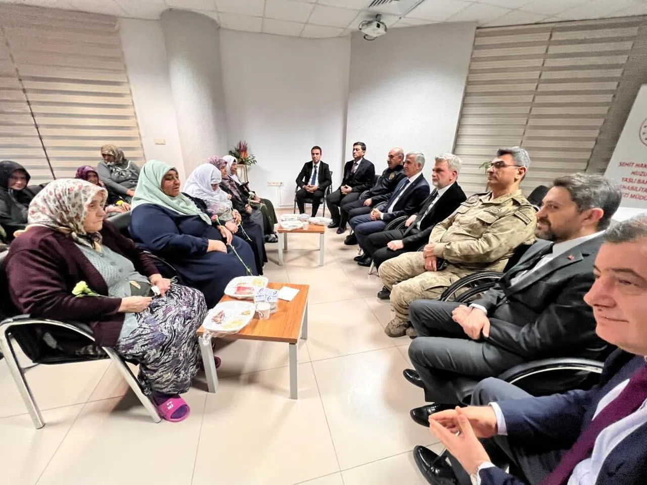 Vali Ünlüer'den, Yılbaşı Gecesi Huzurevindeki Yaşlılara Ziyaret