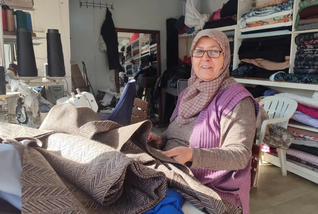 5 Çocuklu Kadın Konteynerde Terzilik Yapıyor