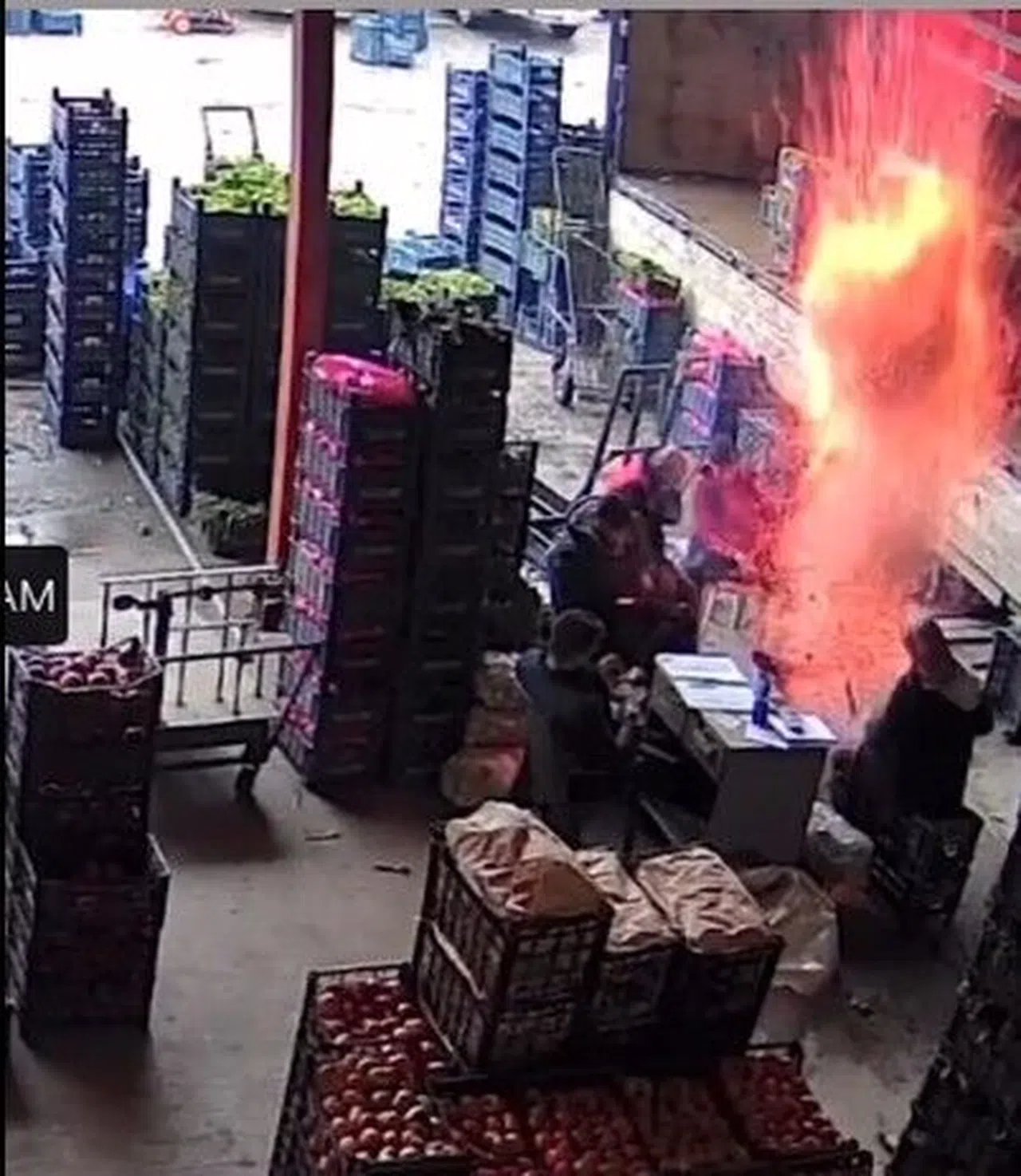 Isınmak İçin Yaktıkları Kova Bomba Gibi Patladı