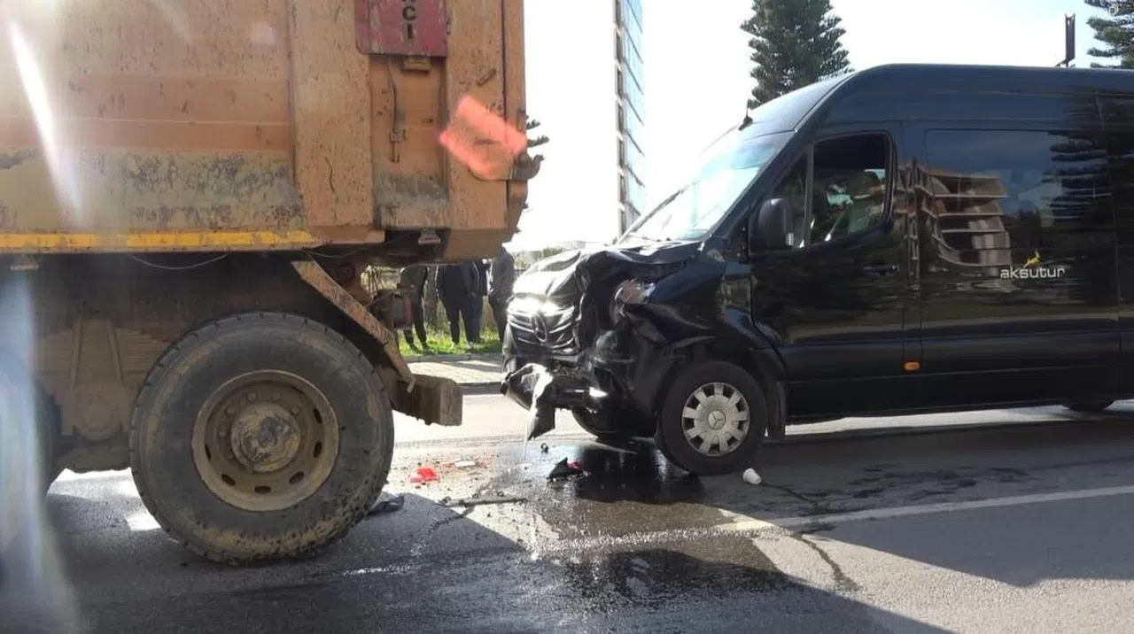 Minibüs, Hafriyat Aracına Arkadan Çarptı: 2 Yaralı