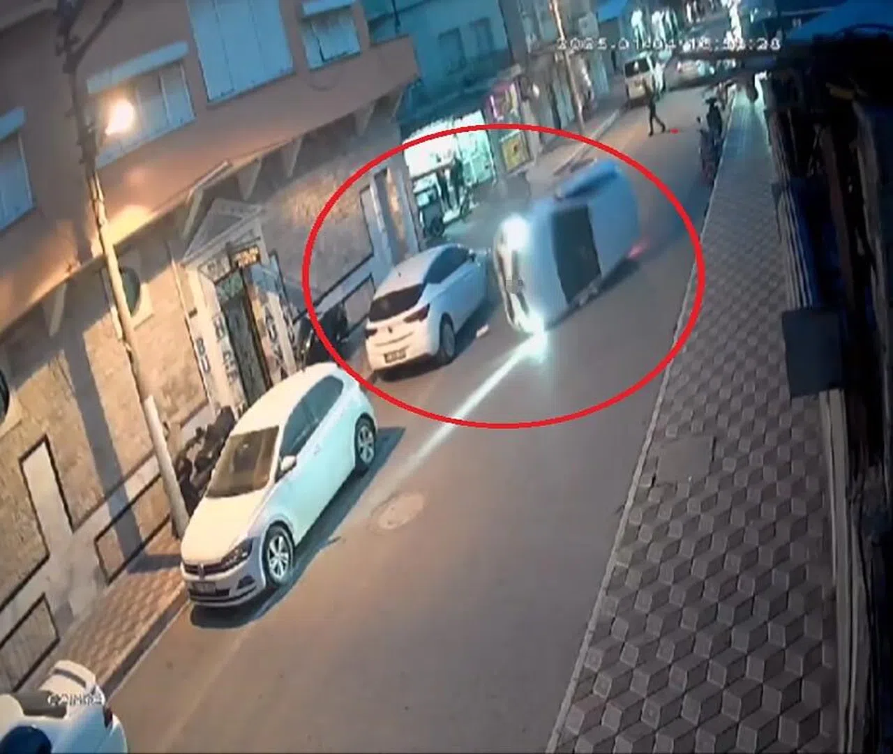 Park Halindeki Otomobile Çarpıp Takla Attı