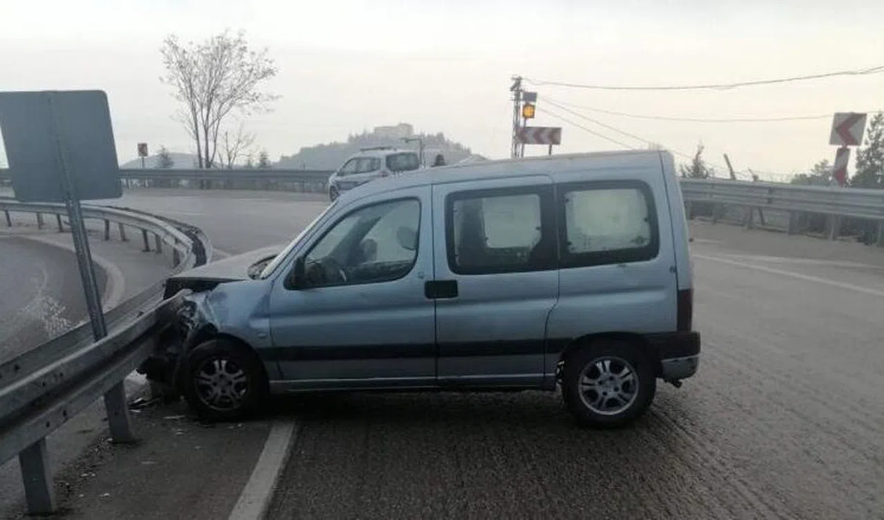 Kontrolden Çıkan Araç Bariyerlere Çarptı: 2 Yaralı