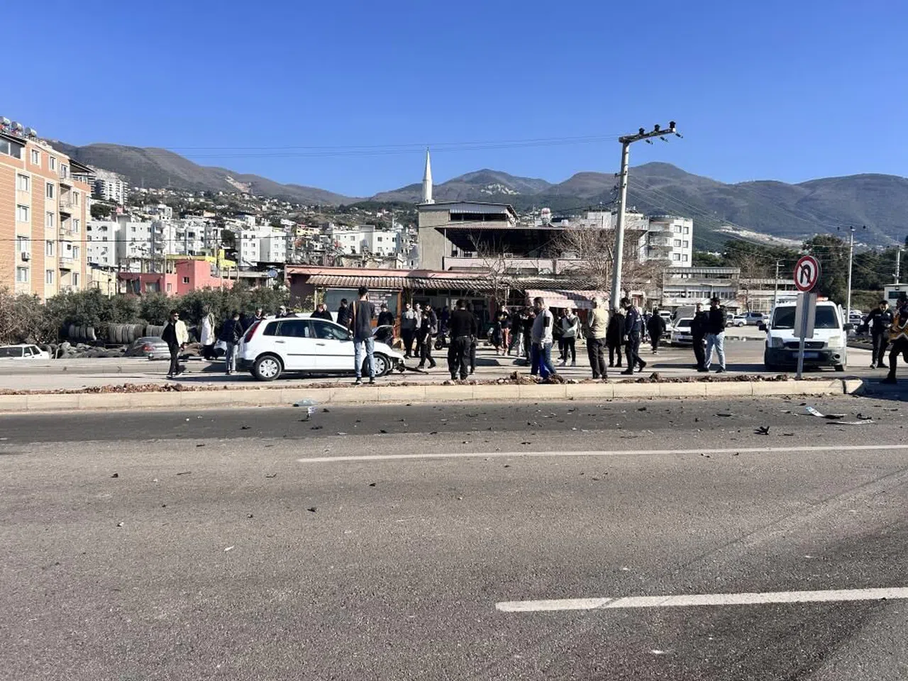 Hafif ticari araç otomobille çarpıştı: 3 yaralı