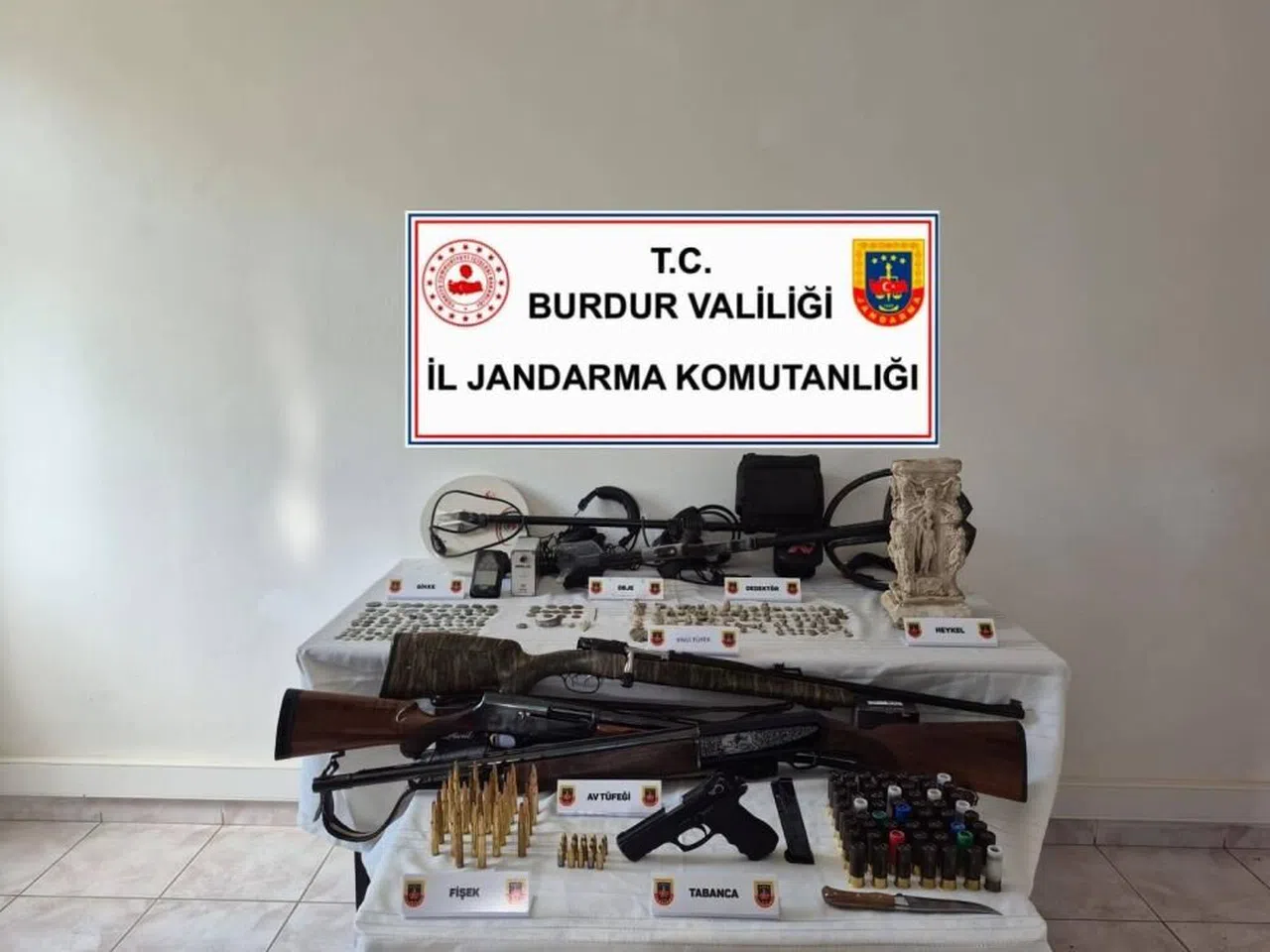 Jandarmanın eve yaptığı operasyonda çok sayıda tarihi eser ele geçirildi