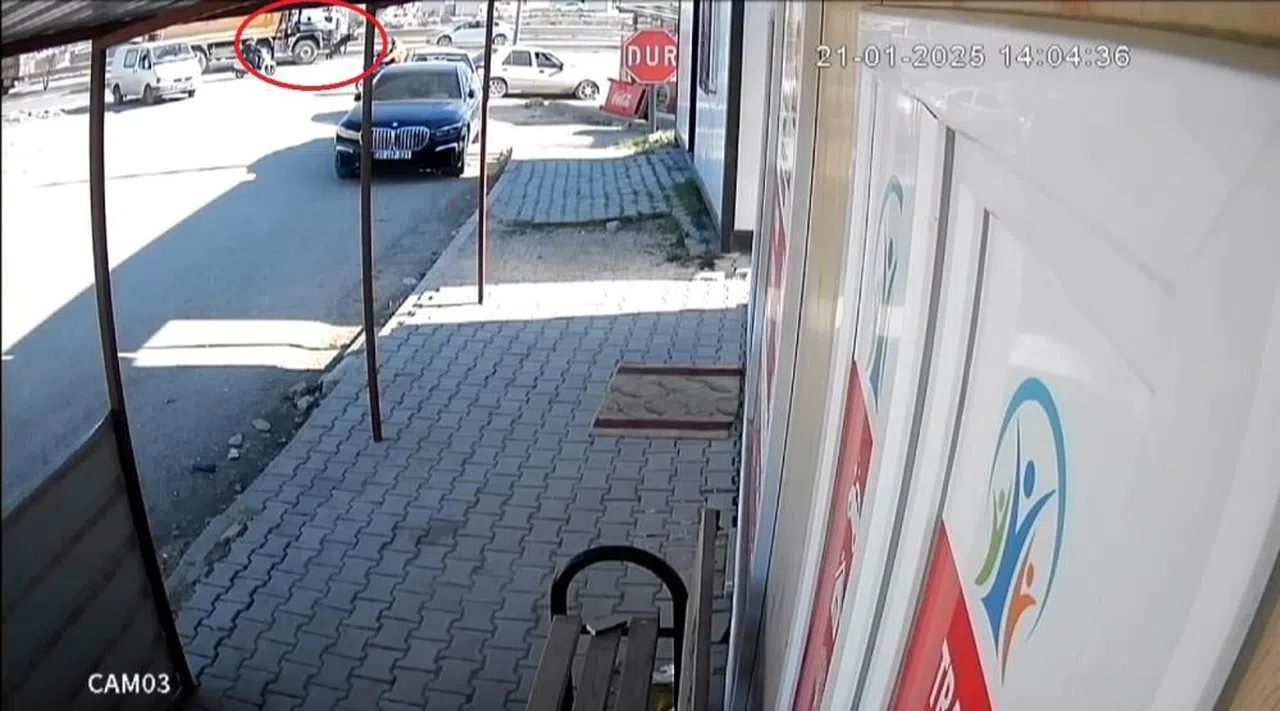Hafriyat kamyonunun çarptığı yaşlı adam metrelerce savruldu