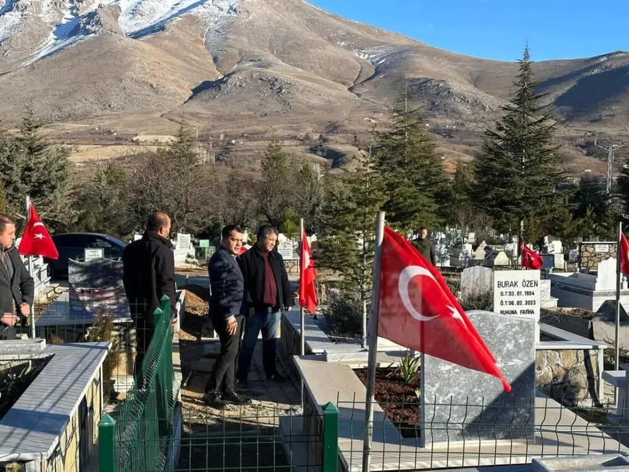 Ekinözü'nde deprem mezarlığı bayraklarla donatıldı