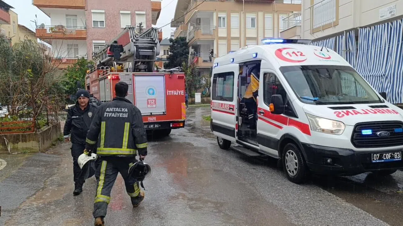 Çamaşır makinesi alev aldı, kadın dumandan etkilendi